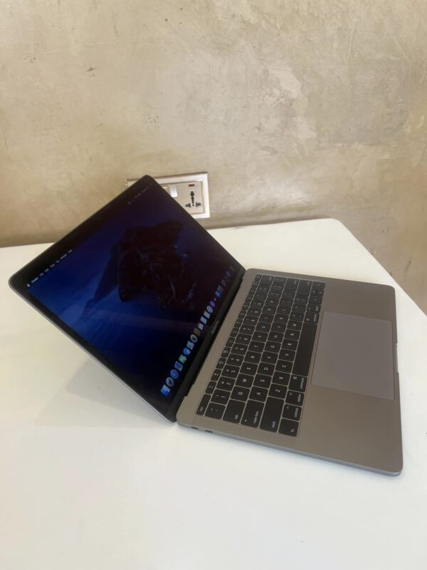 Apple MacBook Pro 13in Core i5 Retina 8GB Memory, 256GB Solid State Drive